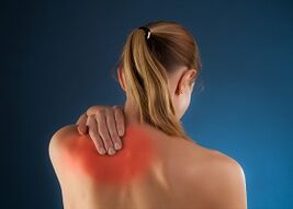 Péng ënnert der lénkser Schëllerblad am Réck